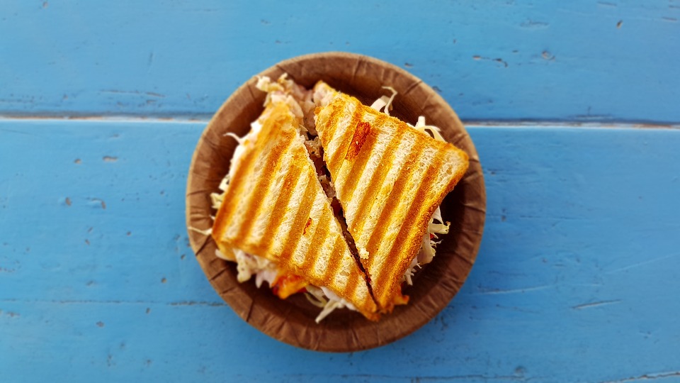 https://pixabay.com/en/bread-food-plate-sandwich-table-1867208/
