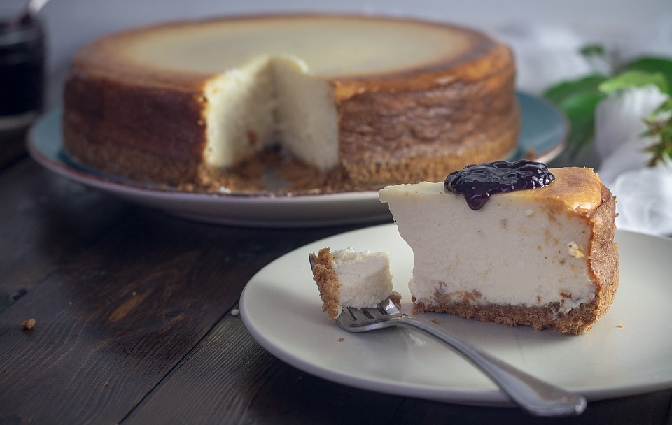https://pixabay.com/en/cheesecake-table-dessert-cream-1578694/