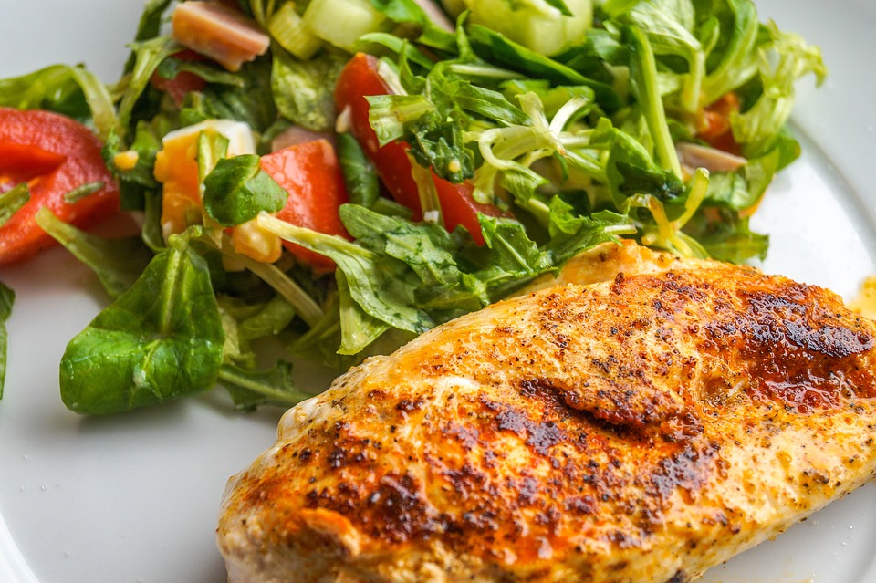 https://pixabay.com/en/chicken-breast-filet-chicken-salad-2215709/