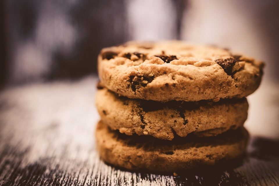 https://pixabay.com/en/chocolate-chips-cookie-sweets-2599637/