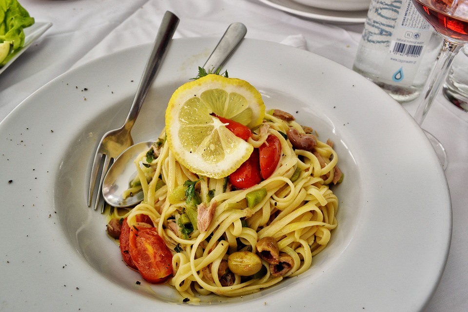 https://pixabay.com/en/food-linguini-pasta-tuna-olives-1485030/