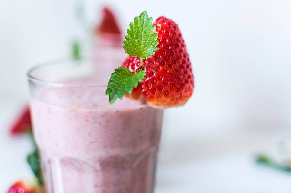 https://pixabay.com/en/milkshake-beverage-strawberry-drink-1021027/