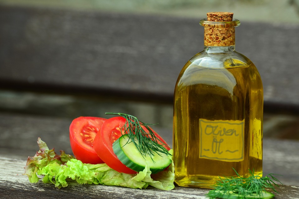 https://pixabay.com/en/oil-olive-oil-bottle-mediterranean-822618/