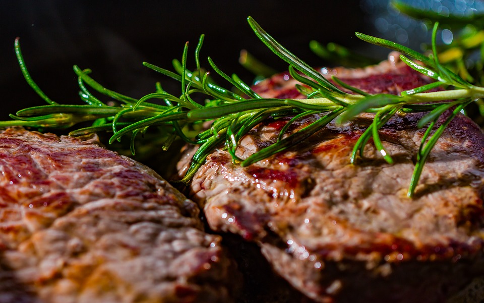 https://pixabay.com/en/steak-meat-schnitzel-cutlets-fry-2936531/