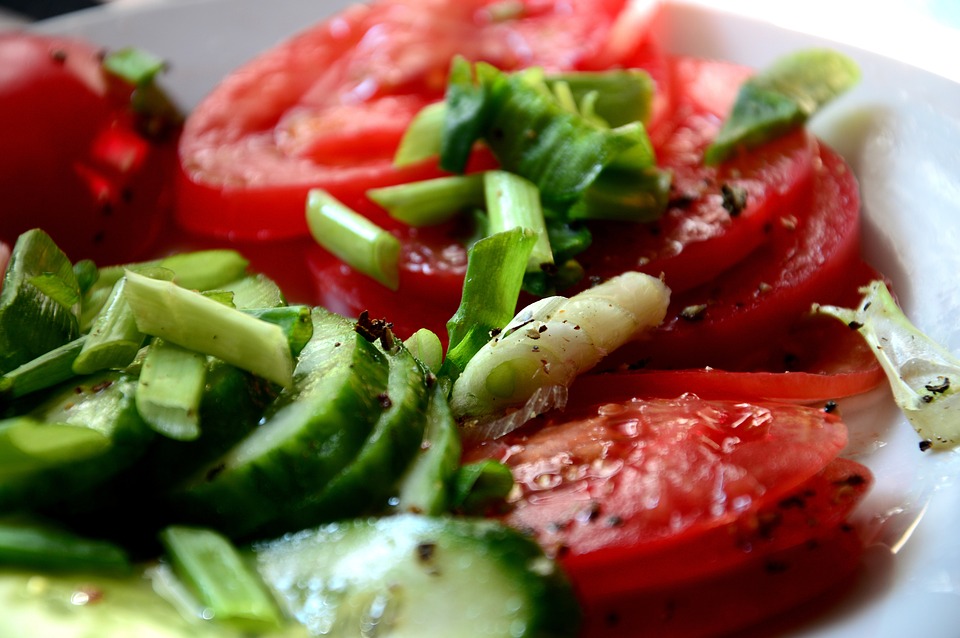 https://pixabay.com/en/tomatoes-cucumbers-kitchen-1282663/