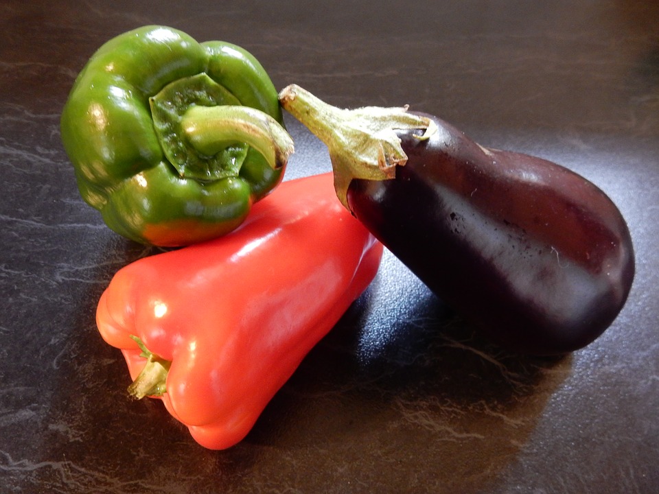 https://pixabay.com/en/vegetables-bell-peppers-red-green-1575694/