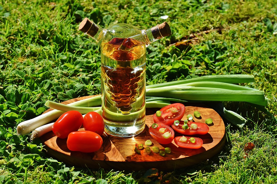 https://pixabay.com/en/vinegar-oil-tomatoes-onions-1667836/