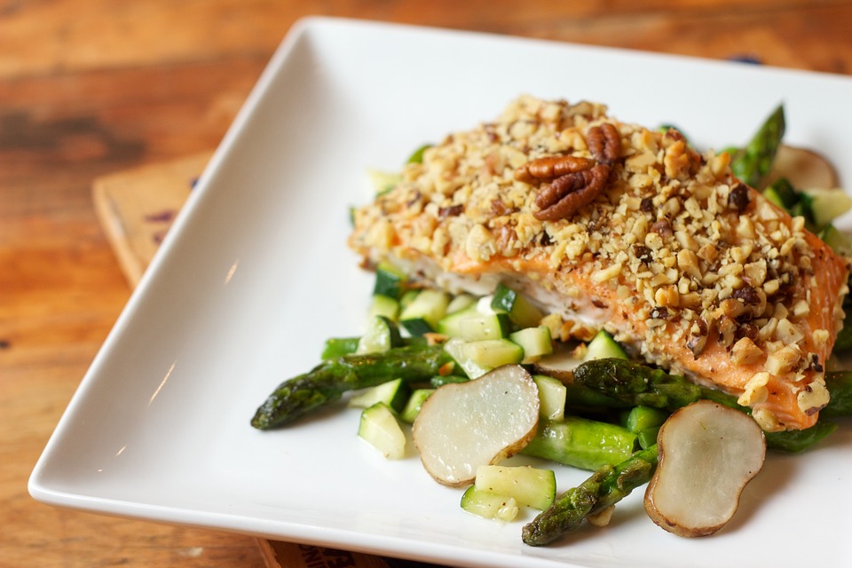 https://pixabay.com/en/chicken-asparagus-pecan-crusted-2722818/