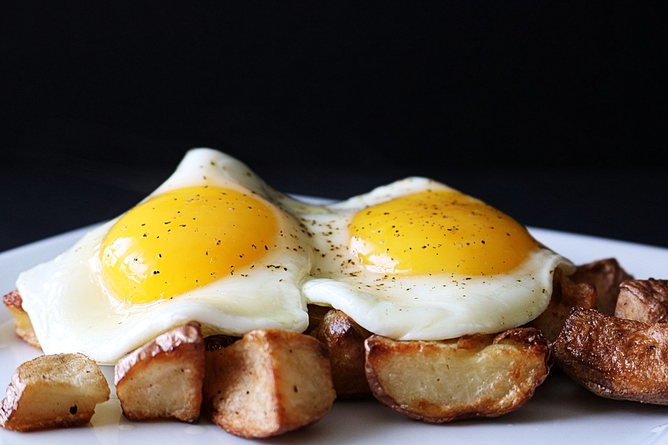 https://pixabay.com/en/eggs-fried-eggs-fried-sunny-side-up-2573769/