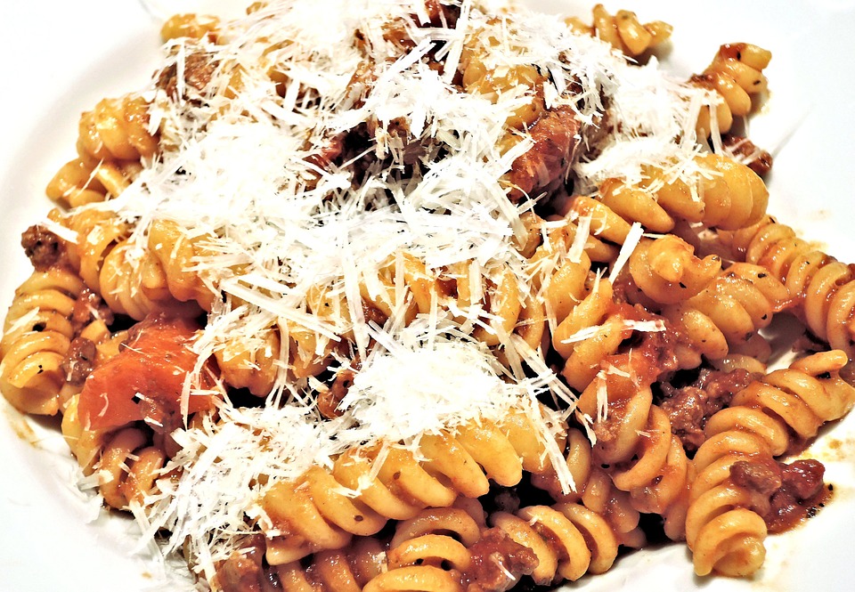 https://pixabay.com/en/fusilli-pasta-ragu-meat-sauce-cheese-941914/