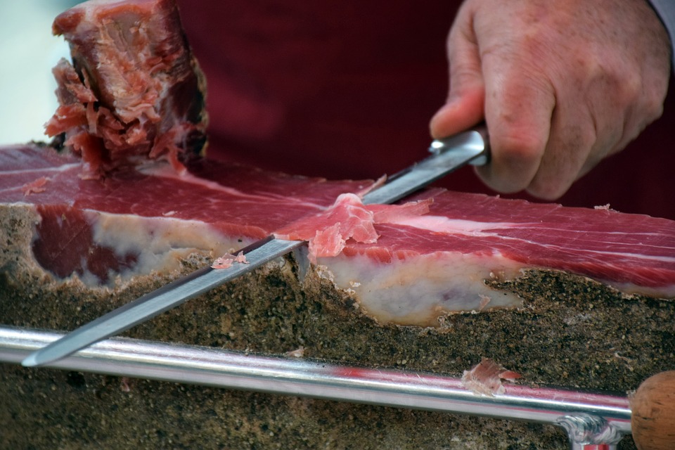 https://pixabay.com/en/prosciutto-meat-cutting-food-ham-1163155/