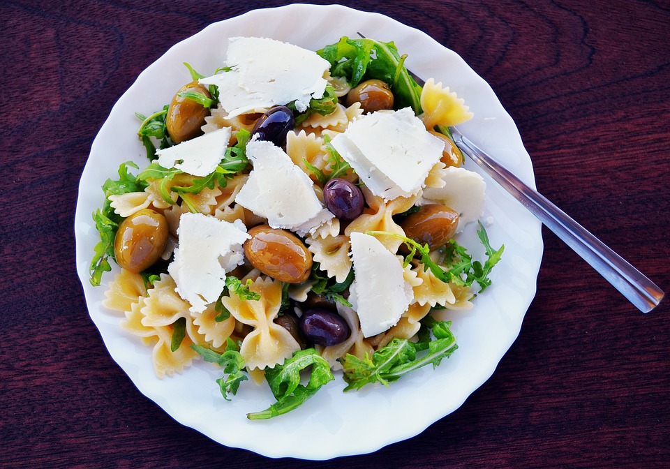 https://pixabay.com/en/pasta-salad-olives-feta-cheese-1967501/