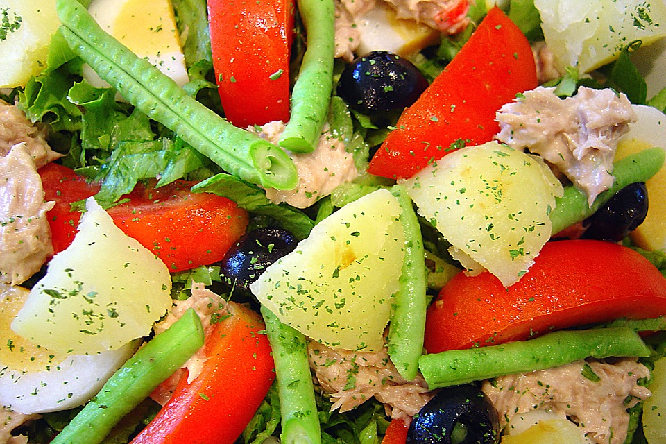 https://pixabay.com/en/salad-colors-potato-olives-677910/