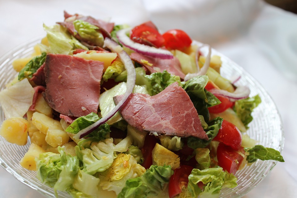https://pixabay.com/en/steak-salad-healthy-1735136/